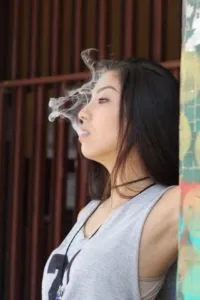 Kobieta paląca shishę